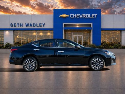 Used 2025 Nissan Altima 2.5 SV AWD/4WD image 8