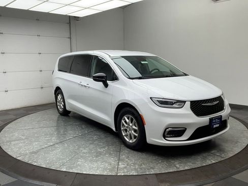 Used 2024 Chrysler Pacifica Touring-L image 33