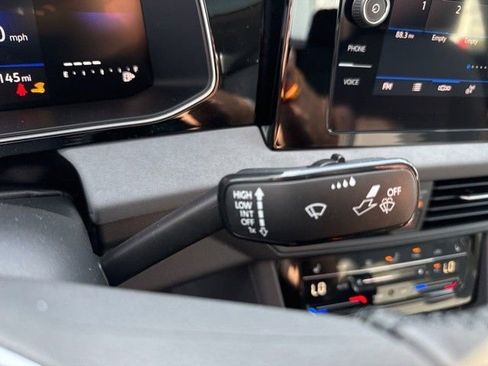 Used 2025 Volkswagen Jetta SE FWD image 36