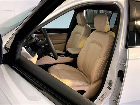 Used 2025 Jeep Grand Cherokee L Limited w/ Black Appearance Package AWD/4WD image 9