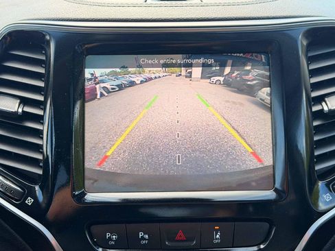 Used 2019 Jeep Cherokee Limited w/ Luxury Group AWD/4WD image 19