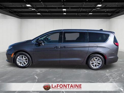 Used 2023 Chrysler Pacifica Touring-L FWD image 2