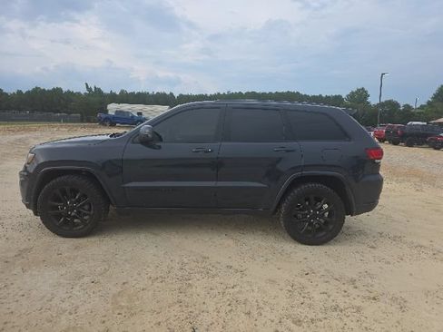 Used 2018 Jeep Grand Cherokee Altitude AWD/4WD image 2