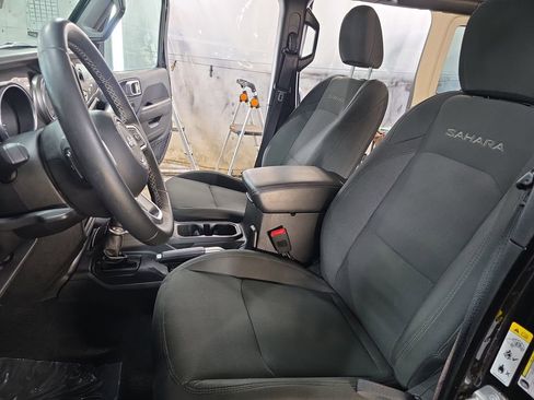 Used 2018 Jeep Wrangler Unlimited Sahara AWD/4WD image 13