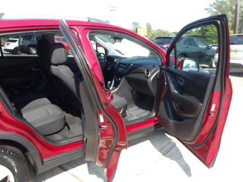 Used 2019 Chevrolet Trax LT w/ LPO, Protection Package FWD image 6
