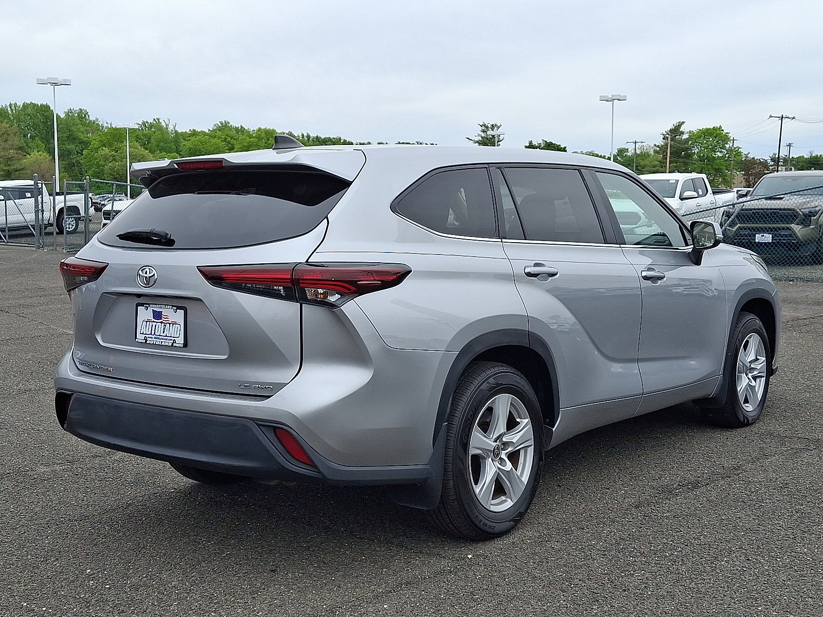 Used 2024 Toyota Highlander LE AWD/4WD image 7