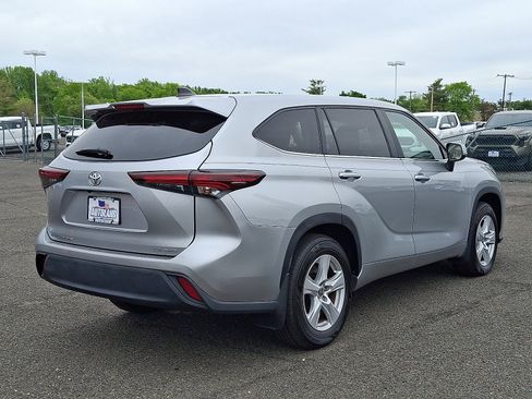 Used 2024 Toyota Highlander LE AWD/4WD image 7