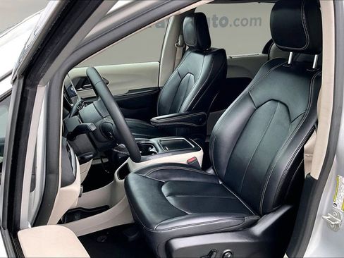 Used 2024 Chrysler Pacifica Touring-L image 17