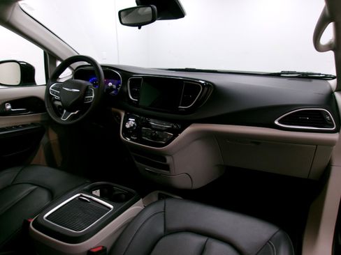 Used 2024 Chrysler Pacifica Touring-L FWD image 3