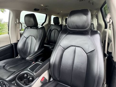 Used 2023 Chrysler Pacifica Touring-L FWD image 40