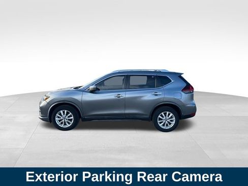 Used 2018 Nissan Rogue SV image 2