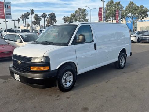 Used 2019 Chevrolet Express 3500 w/ Driver Convenience Package RWD image 2