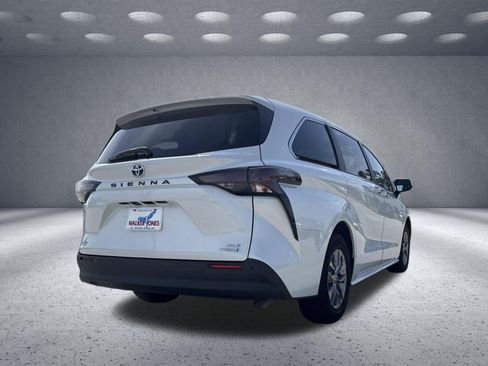 Used 2024 Toyota Sienna XLE FWD image 5