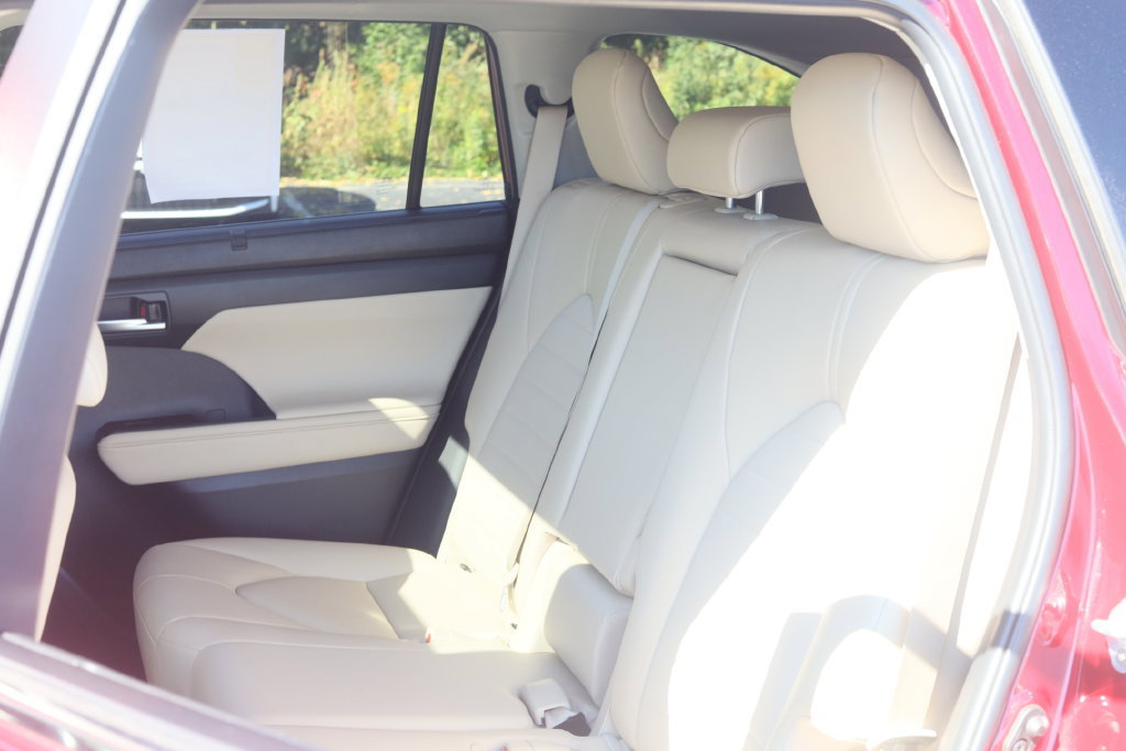 Used 2023 Toyota Highlander XLE AWD/4WD image 26