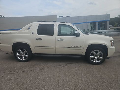 Used 2013 Chevrolet Avalanche LTZ AWD/4WD image 4