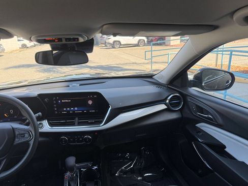 Used 2025 Chevrolet Trax LT FWD image 30
