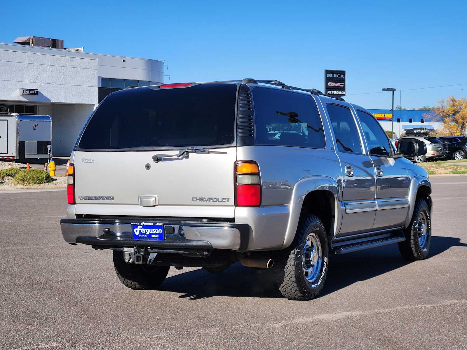 Used 2005 Chevrolet Suburban 2500 LT w/ Preferred Equipment Group AWD/4WD image 3