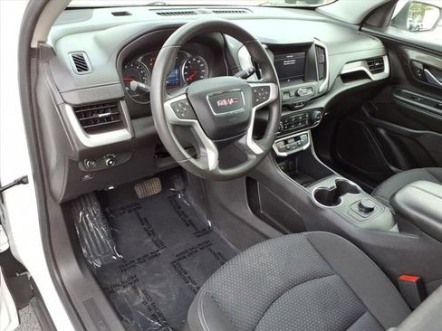 Used 2024 GMC Terrain SLE FWD image 3