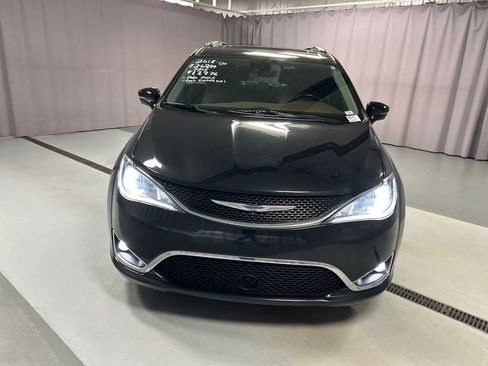 Used 2018 Chrysler Pacifica Limited w/ Tire & Wheel Group image 2