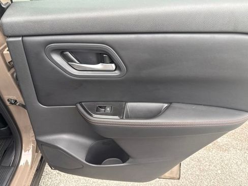 Used 2025 Nissan Rogue SV AWD/4WD image 18