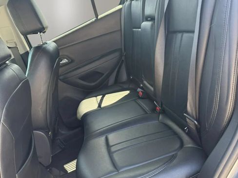 Used 2020 Chevrolet Trax LT w/ LT Convenience Package FWD image 11