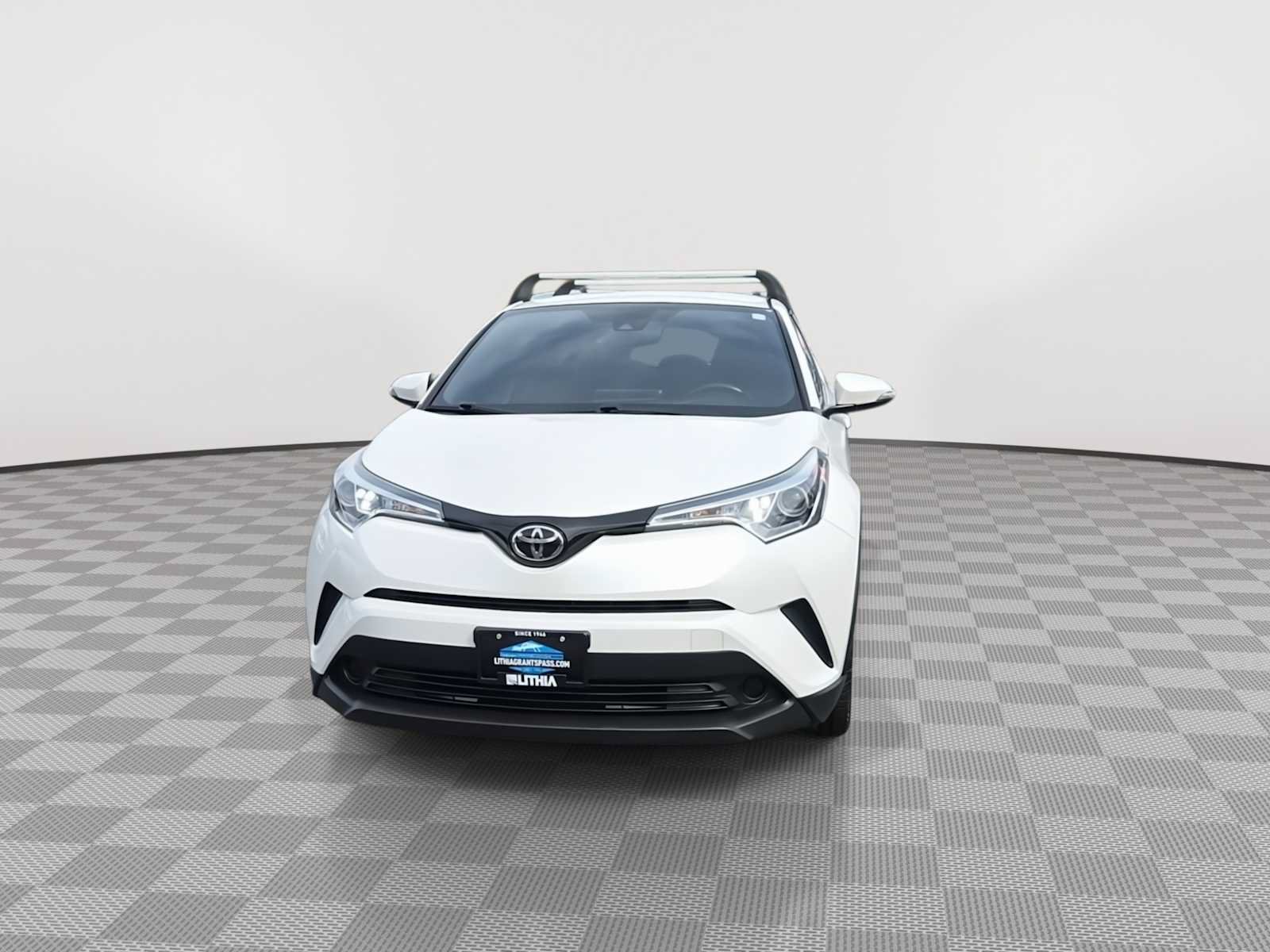 Used 2018 Toyota C-HR XLE FWD image 3