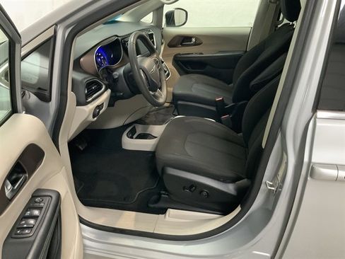 Used 2023 Chrysler Voyager LX image 14