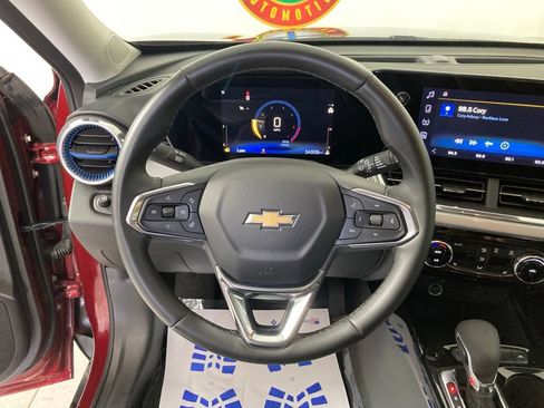 Used 2025 Chevrolet Trax LT w/ LT Convenience Package FWD image 9