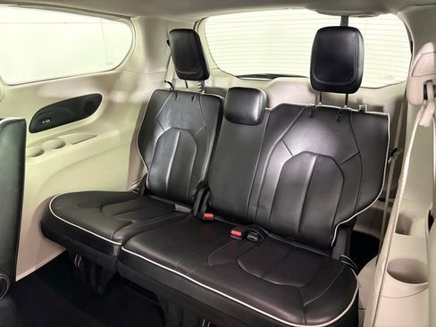 Used 2023 Chrysler Pacifica Limited image 39