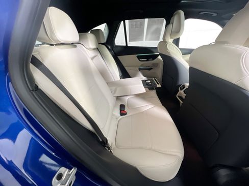 Used 2025 Mercedes-Benz GLC 300 4MATIC image 28