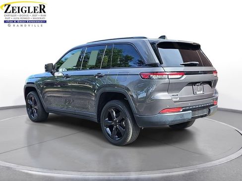 Used 2023 Jeep Grand Cherokee Altitude AWD/4WD image 7