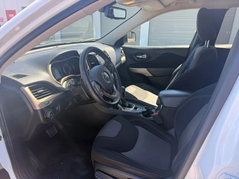 Used 2018 Jeep Cherokee Latitude w/ Altitude Package FWD image 8