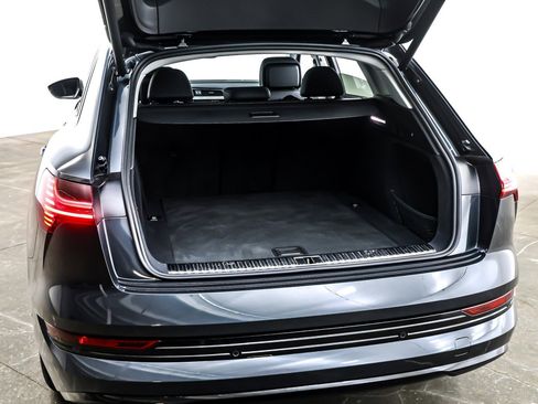 Used 2022 Audi e-tron Premium w/ Convenience Plus Package image 24