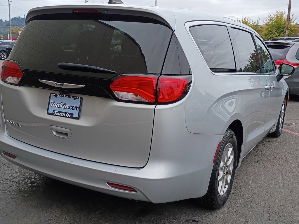 Used 2024 Chrysler Voyager LX FWD image 5