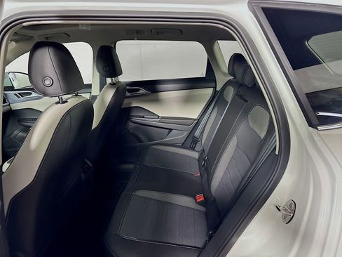 New 2025 Volkswagen Taos SE image 20