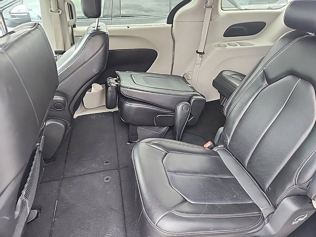 Used 2023 Chrysler Pacifica Touring-L FWD image 11
