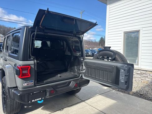 Used 2023 Jeep Wrangler Unlimited Sahara image 14