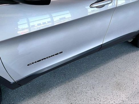 Used 2018 Jeep Cherokee Latitude w/ Altitude Package AWD/4WD image 34