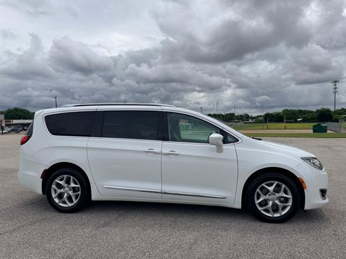 Used 2020 Chrysler Pacifica Touring-L w/ Tire & Wheel Group FWD image 2