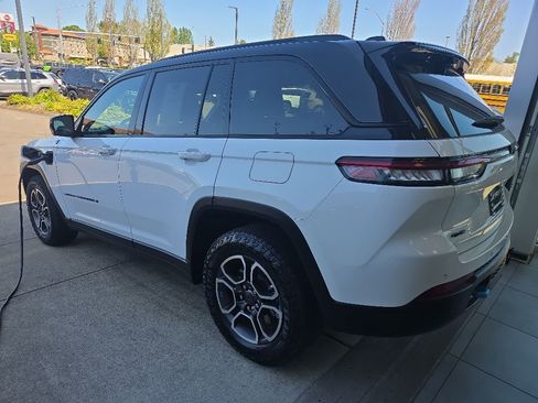Certified 2022 Jeep Grand Cherokee Trailhawk w/ Advanced Protech Group II AWD/4WD image 2