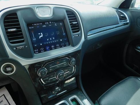 Used 2019 Chrysler 300 Limited w/ Safetytec Plus Group image 28