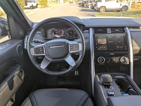 Used 2025 Land Rover Discovery Metropolitan Edition image 14