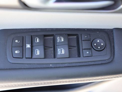 Used 2024 Chrysler Pacifica Touring-L image 17