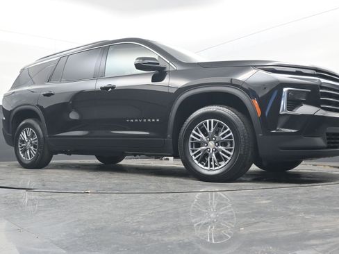 Used 2025 Chevrolet Traverse LT image 25