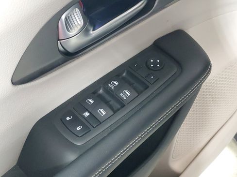 Used 2022 Chrysler Pacifica Touring-L AWD/4WD image 23