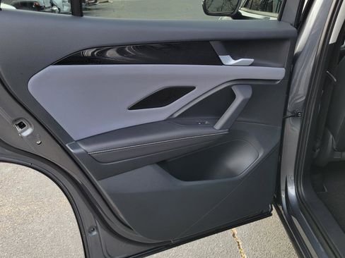 Certified 2025 Volkswagen Tiguan SE image 33