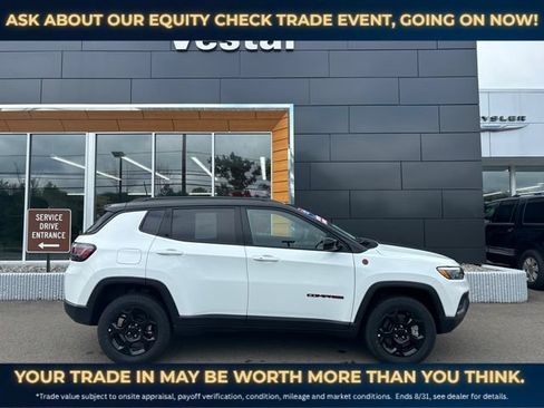 Used 2023 Jeep Compass Trailhawk w/ Trailhawk Elite Group AWD/4WD image 9