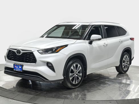 Used 2023 Toyota Highlander XLE AWD/4WD image 1
