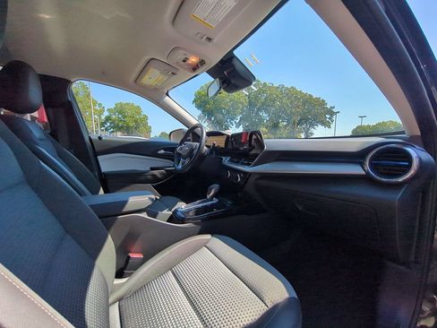 Used 2025 Chevrolet Trax LT w/ LT Convenience Package FWD image 31