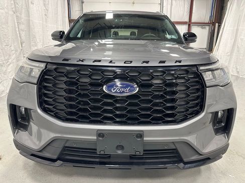 Used 2025 Ford Explorer ST-Line image 2